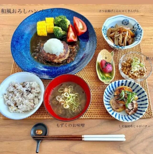 ・

@kumikoland.626様より

和風おろしハンバーグ定食
・
・
・
#和風おろしハンバーグ
#ハンバーグ定食#ハンバーグ
#大根おろし#とうもろこし#トマト#ブロッコリー
#ふるさと納税
#唐津市#唐津バーグ
#さつま揚げこんにゃくきんぴら
#納豆
#梅らっきょう
#しそ塩昆布じゃがバター
#もずくのお味噌汁
#イロシロ窯#かわいい箸置き

=================================================

こんにちは！
いきや食品です(^^)/

本日ご紹介したのは
@kumikoland.626 様が
投稿してくださったお写真です。

いきや食品では【@ikiya1957 をタグづけ】

または

【ハッシュタグ #ikiya1957 #唐津バーグ をつけてご投稿】

　　　頂いたお写真をご紹介中です！
＼(^^)／これから沢山投稿ていきます＼(^^)／

いきや食品株式会社の公式instagramにて
ご紹介させていただきますので
ぜひたくさんのご投稿をお待ちしております♡

………………………………………
@ikiya1957 ←他の投稿を見る

いきや食品は 佐賀県唐津市のハンバーグ 
専門のショップです(^^)/

お取り寄せやプレゼントに いかがでしょうか？
プロフィールのURL（楽天市場）や 
ハイライトの「注文する」より アクセスして注文が可能となります！
………………………………………
いきや食品株式会社
〒847-0881
佐賀県唐津市竹木場5134-1
TEL：0955-72-6485
受付時間：9：00～17：00
（土日・祝・夏季・年末年始休）
………………………………………