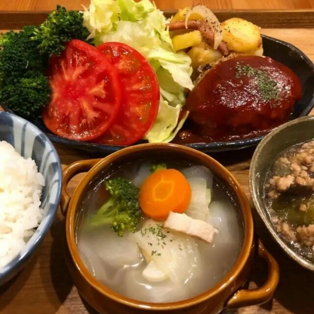 @88.shimmer様より

★こんばんは*･゜⭐︎
・
・
小学生2人＋中学生1人
・
今日から進級で学校スタート
・
・
わぁあああーい！
・
・
昼間の静寂が復活❤︎
・
・
長い休みで疲れた耳と脳を
復活させなければ…ならねば…
・
・
・
そんなこんなで
今日の晩ご飯は、さとふるのハンバーグ
・
・
うちのおじさんselectで
・
いきや食品の唐津バーグ
・
・
美味しぃいい！！！
・
・
ふわふわでジューシー
お肉の味がしっかりしていてうんまっ❤︎
・
・
みんなが、美味しい美味しい言うから
・
選んだだけなんだけど笑
すんごい、嬉しそうなうちのおじさん笑
・
・
まるで、いきやのおじさん
・
・
いや、もうおばちゃんみたい笑
・
・
次も頼むそうです笑
・
・
私は、手抜きできて嬉しい限り❤︎
・
・
・
ごきげんやから
お片付けしてくれるかな？笑　
・
・
・
さぁ明日の入学式の自分の準備しよー
・
・
・
・
・
・
・
#晩ごはん
#夕飯
#てぬきごはん
#さとふる
#おうちごはん
#いきや食品唐津バーグ
#冷凍ハンバーグ
#美味しい
#ふわふわ
#じゆーしぃ
#リピート決定
#四姉妹
#四姉妹ママ
#春休み終了
#給食おばさんから解放
#cooking
#cookingram
#子供のいる暮らし

=================================================

こんにちは！
いきや食品です(^^)/

本日ご紹介したのは
@88.shimmer 様が
投稿してくださったお写真です。

いきや食品では【@ikiya1957 をタグづけ】

または

【ハッシュタグ #ikiya1957 #唐津バーグ をつけてご投稿】

　　　頂いたお写真をご紹介中です！
＼(^^)／これから沢山投稿していきます＼(^^)／

いきや食品株式会社の公式instagramにて
ご紹介させていただきますので
ぜひたくさんのご投稿をお待ちしております♡

………………………………………
@ikiya1957 ←他の投稿を見る

いきや食品は 佐賀県唐津市のハンバーグ
専門のショップです(^^)/

お取り寄せやプレゼントに いかがでしょうか？
プロフィールのURL（楽天市場）や
ハイライトの「注文する」より アクセスして注文が可能となります！
………………………………………
いきや食品株式会社
〒847-0881
佐賀県唐津市竹木場5134-1
TEL：0955-72-6485
受付時間：9：00～17：00
（土日・祝・夏季・年末年始休）
………………………………………